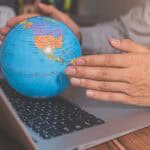 Media Exklusiv erklärt: Wie wird ein traditioneller Globus gefertigt?