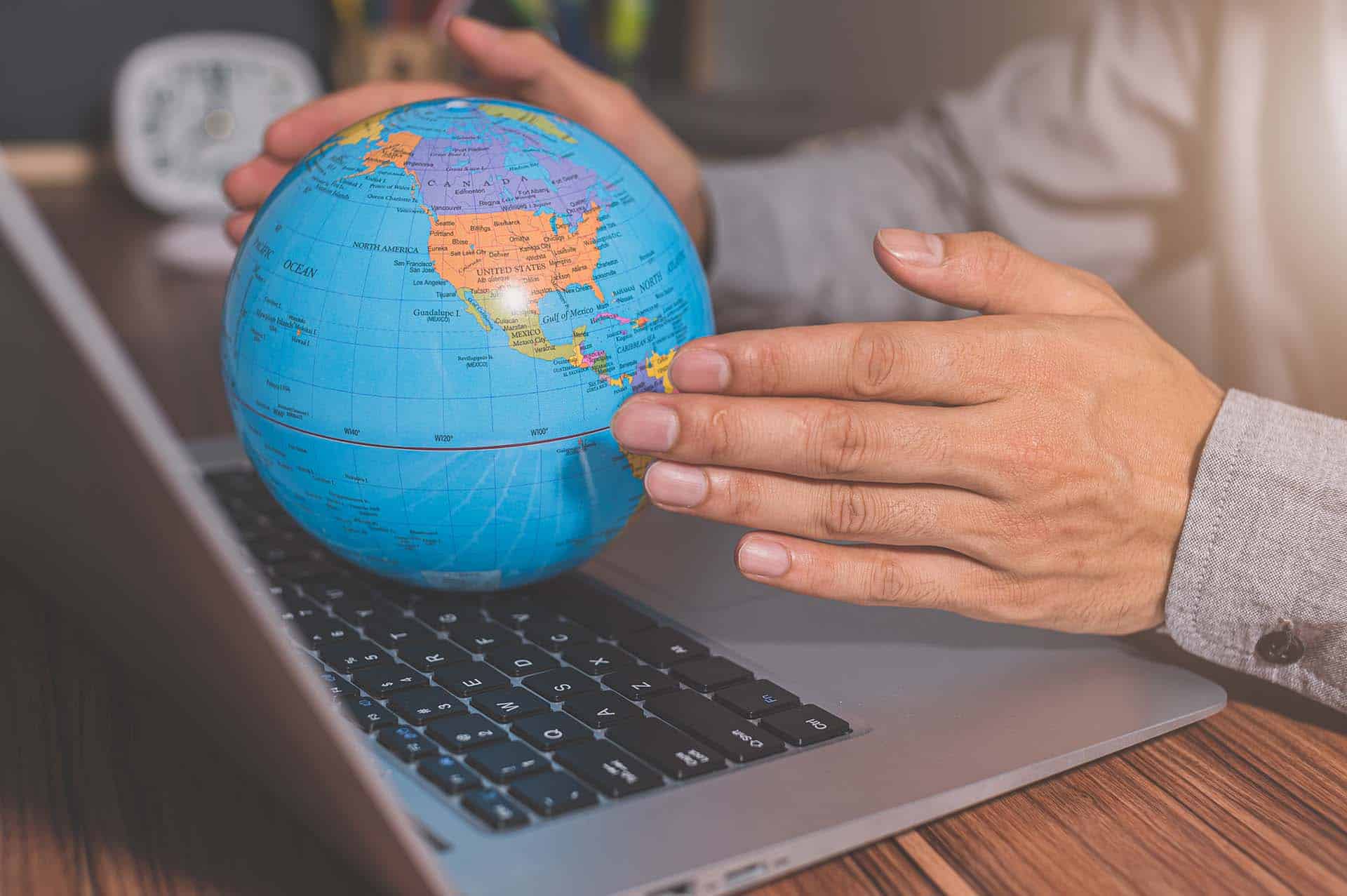 Media Exklusiv GmbH Media Exklusiv erklärt: Wie wird ein traditioneller Globus gefertigt? Media Exklusiv erklärt: Wie wird ein traditioneller Globus gefertigt?